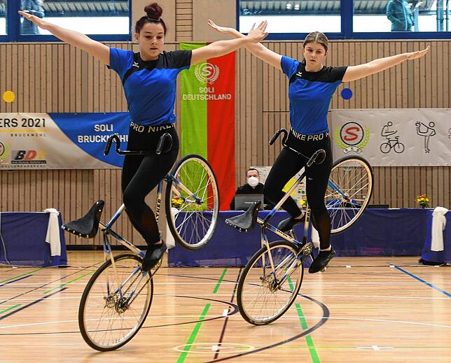 Platz fünf: Sofia Baier (links) und Letizia Daudey vom RV Lottstetten begeisterten in Bruckmühl mit ihrem Auftritt das Weltmeister-Duo ...