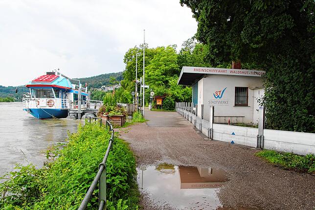 Wenn das Wasser weiter ansteigt, drohen die Räumlichkeiten des Bootshauses bei der Fähre in Waldshut geflutet zu werden. Deshalb wurde ...
