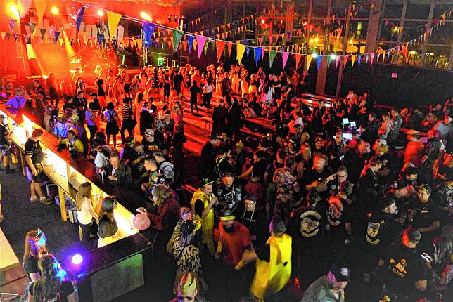 Ein Höhepunkt der Saalfasnacht ist auch der Sackball der Narrenzunft Hebsackgeister Wittenhofen-Roggenbeuren in der ...