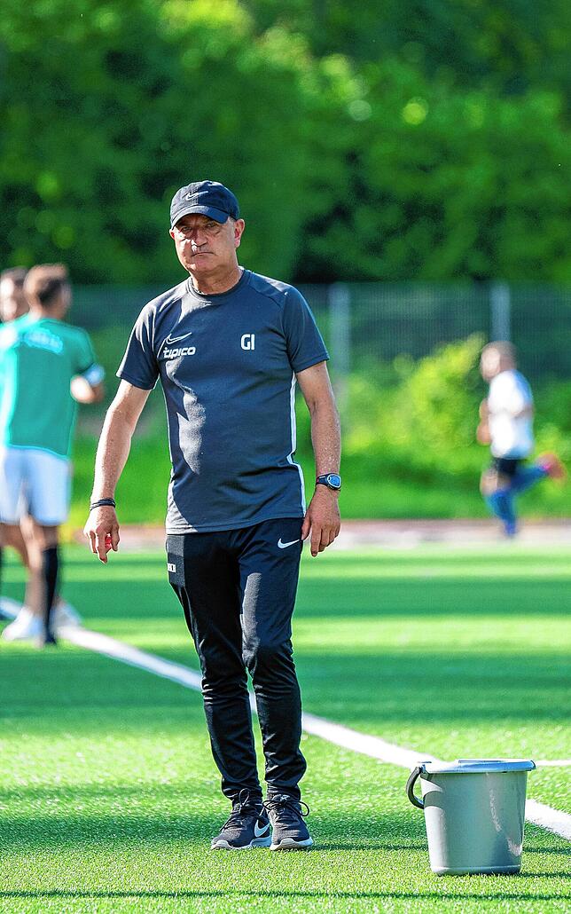 Chance auf Relegation gewahrt: Trainer Georg Isele von der SG Mettingen/Krenkingen freute sich über das 3:3 beim Meister FC Zell.