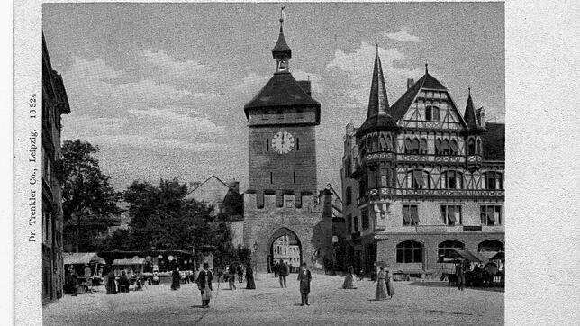 Christoph Jung, Urenkel des Erbauers, hat alte Ansichten des Hauses Lohengrin (rechts neben dem Schnetztor in der Bodanstraße in ...