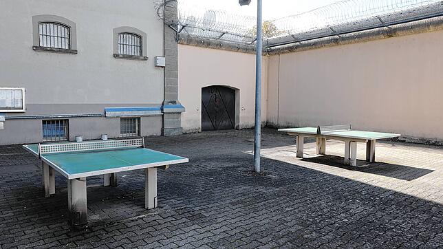 Zwei Tischtennis-Tische stehen im Hof des Konstanzer Gefängnisses den Inhaftierten zum Spielen zur Verfügung.