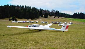 Segelflugzeuge parken auf dem Flugplatz Klippeneck (Archivbild 2023): Hier ist am Freitag, 18. Juli, ein Pilot beim Start mit seinem ...