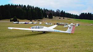 Segelflugzeuge parken auf dem Flugplatz Klippeneck (Archivbild 2023): Hier ist am Freitag, 18. Juli, ein Pilot beim Start mit seinem ...