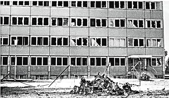 Das Wrack der Autobombe der RAF auf einer Archivaufnahme in Immenstaad vor dem früheren Luft- und Raumfahrtkonzern Dornier. Die Fenster ...
