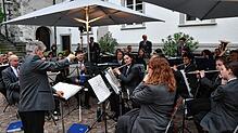 Die Stadtkapelle unter Leitung des Vizedirigenten Bernd Eberhardt eröffnet traditionsgemäß die Saison der Sommerkonzerte im Hof des ...