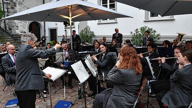 Die Stadtkapelle unter Leitung des Vizedirigenten Bernd Eberhardt eröffnet traditionsgemäß die Saison der Sommerkonzerte im Hof des ...