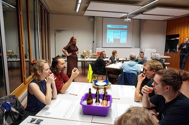 Bier-Tasting: Bei Lehrerin Verena Hoppmann gibt es Tipps zum Bierbrauen und Kostproben von sechs selbst gebrauten Bieren. Bild: Ursula ...