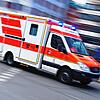 Ein Rettungswagen im Einsatz (Symbolbild). Im Landkreis Lörrach wurde ein Rettungsfahrzeug in einen Unfall verwickelt.