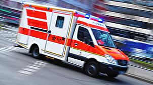 Ein Rettungswagen im Einsatz (Symbolbild). Im Landkreis Lörrach wurde ein Rettungsfahrzeug in einen Unfall verwickelt.