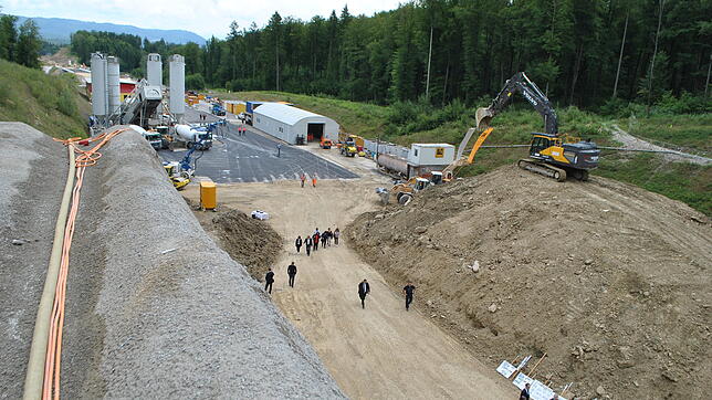 Hier geht was: Im Abschnitt 4 der Hochrhein-Autobahn 98 bei Rheinfelden begannen im vergangenen Jahr die Arbeiten am ...