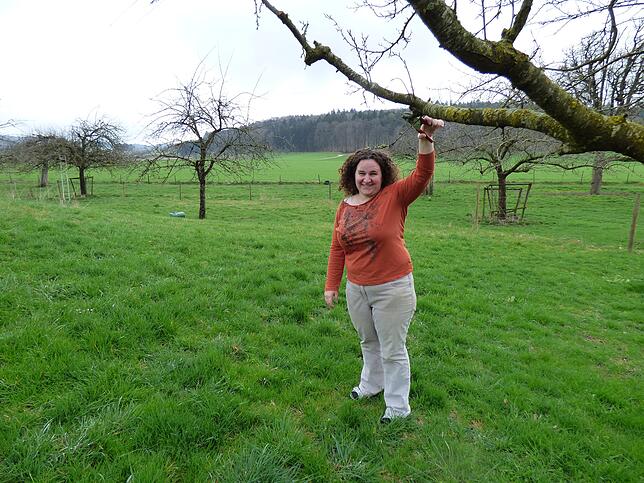 Sonja Straub vom Negelhof in Überlingen-Bonndorf in ihrem Garten.