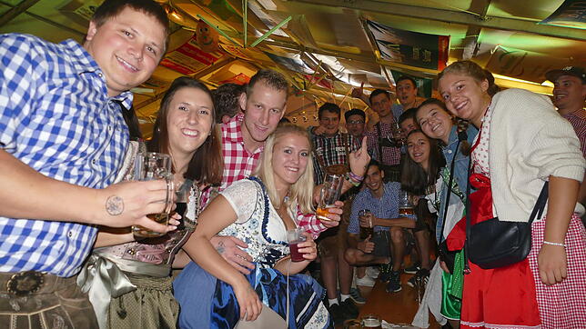 Beim bayrischen Abend der Landjugend feiert das Partyvolk auf Tischen und Bänken. Das Kreiserntedankfest in Mundelfingen startet perfekt.