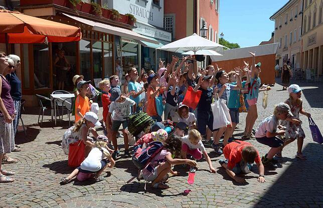 Auf dem Sprung: die Kinder beim Warten auf Süßigkeiten.