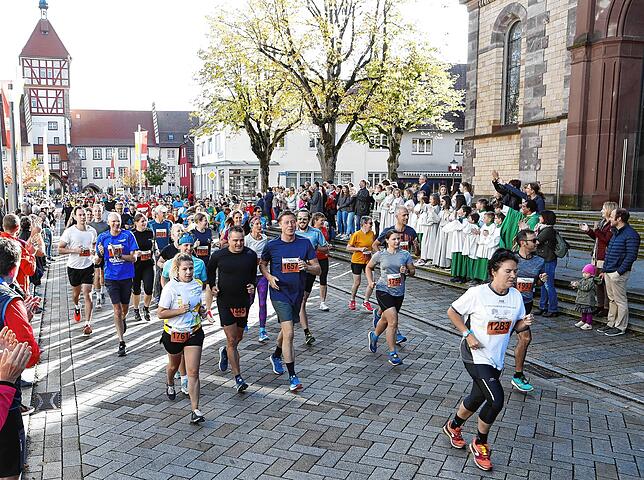 Der Start des Marathons in Bräunlingen im Jahr 2019. Wegen Corona gilt insbesondere ein für Mathon-Läufe typischer, dichtgedrängter ...