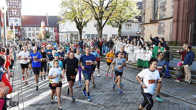 Der Start des Marathons in Bräunlingen im Jahr 2019. Wegen Corona gilt insbesondere ein für Mathon-Läufe typischer, dichtgedrängter ...