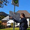 An der Mitfahrerhaltestelle gibt man an einem Schild an, in welche Richtung man gerne mitfahren möchte.