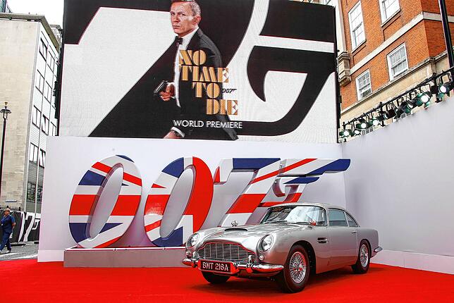 Ein Aston Martin parkt auf dem roten Teppich vor der Weltpremiere des neuen James Bond Films „No Time To Die“ in der Royal ...