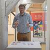 Museumsleiter Johannes Waldschütz steht an den Miró-Memory-Karten, von denen einige gestohlen wurden.