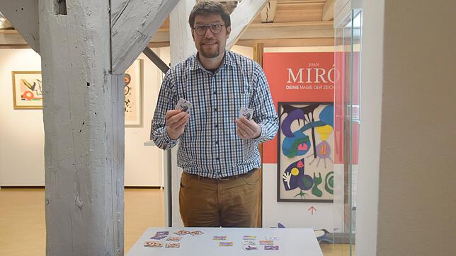 Museumsleiter Johannes Waldschütz steht an den Miró-Memory-Karten, von denen einige gestohlen wurden.