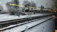 Der weiße Thurbo der SBB steht abfahrbereit im Bahnhof Erzingen. Aufgenommen aus dem IRE Friedrichshafen-Basel.