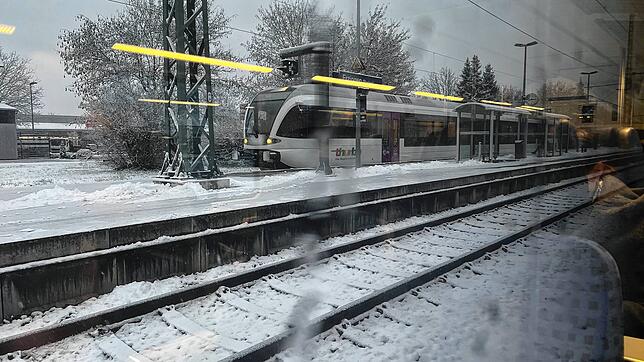 Der weiße Thurbo der SBB steht abfahrbereit im Bahnhof Erzingen. Aufgenommen aus dem IRE Friedrichshafen-Basel.