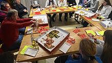 Benjamin Ketterer von den Jusos (oben links) und SPD-Kreisvorsitzender Peter Schallmayer (oben rechts) unterhalten sich bei Pizza mit ...