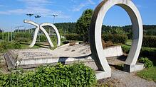 Die steinernen "Alpha" und "Omega" des Stadlergartens im Seepark werden auch abgebaut. Im Hintergrund sind die Kunstwerke des ...