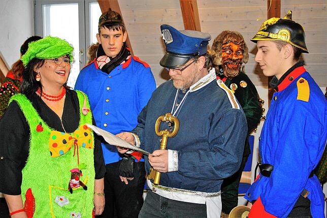 Die verschärften Narrengesetze für Bürgermeisterin Janette Fuchs wurden von Narrebolizischd Seppi Wasmer beim Rathaussturm 2018 ...