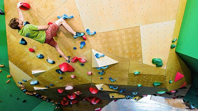 Die beiden Ebenen in der Boulderhalle sind mit einem Tunnel verbunden, dessen Durchquerung nur etwas für Könner wie Betreiber Patrick ...