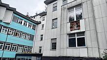 Der alte Eingang am Krankenhaus Radolfzell kündet von vergangenen, geschäftigen Zeiten. Jetzt geht hier niemand mehr ein oder aus. Die ...