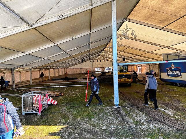 Noch fehlt alles im großen Festzelt: der Holzboden, Heizung, Bühne, Bar, Küche Theke. Am vergangenen Wochenende waren zeitweise 40 ...
