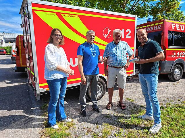Das Bild zeigt Feuerwehrkommandant Viktor Popruga, Wolfgang Werkmeister von der Singener Feuerwehr (beide Mitte), Dolmetscherin Viktoria ...