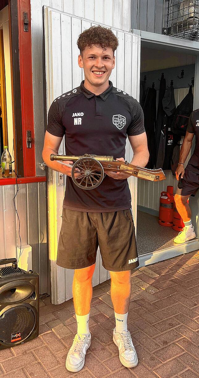 Nico Rapp von der SG Fischbach-Weiler sicherte sich mit 23 Treffern die Torjägerkanone in der Kreisliga A 1.