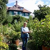 Diplom-Biologin Eva Eberwein pflegt in ihrem Garten alte Sorten – auch Dahlien, die Hermann Hesse liebte. Im Hintergrund das von ihm und ...