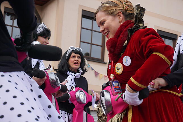 Prinzessin Nathalie I. darf eine Runde Vespa fahren.