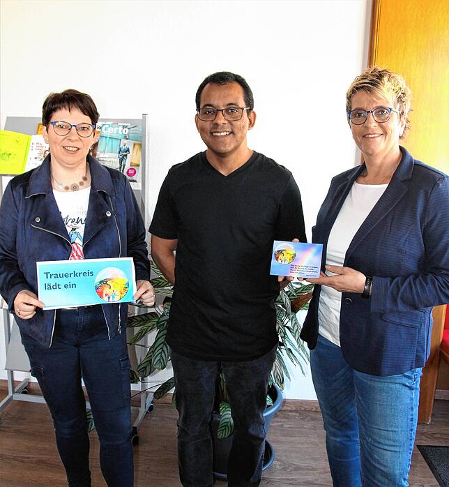 Sandra Hirth, Jorgiano dos Santos da Silva und Sylvia Faller versuchen, in der neuen Trauergruppe der Seelsorgeeinheit auf der Baar den ...