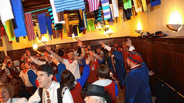 Bild 1: Bunt und laut! Hunderte Narren aus nah und fern feiern in Konstanz eine Fasnachts-Party