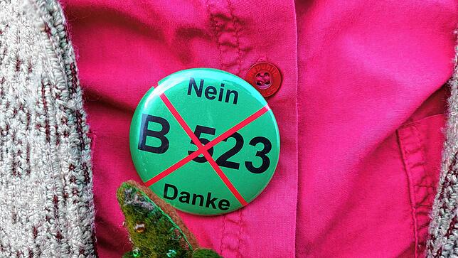 Es gibt auch schon Buttons der Gegner des Straßenbauprojektes.