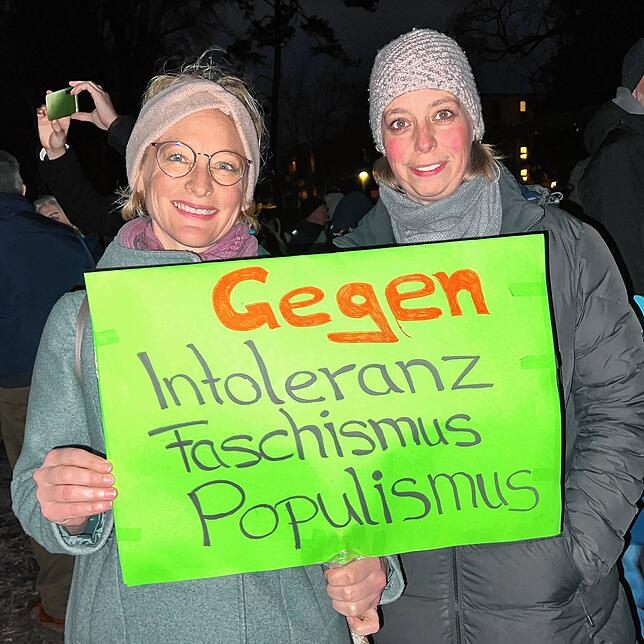 Die Radolfzellerinnen Heike Godhoff (links) und Svenja Kirsch zeigen, wofür und wogegen sie sind.