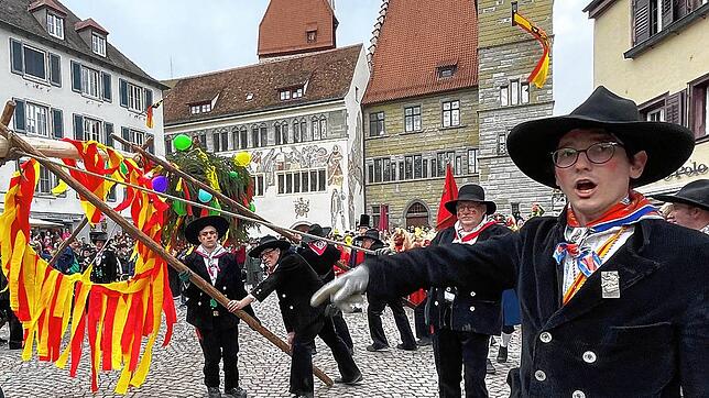 Heimpremiere für Florian Messmer: Der neue Chef der Zimmermannsgilde gab auf der Hofstatt erstmals das Kommando beim Narrenbaumstellen. ...