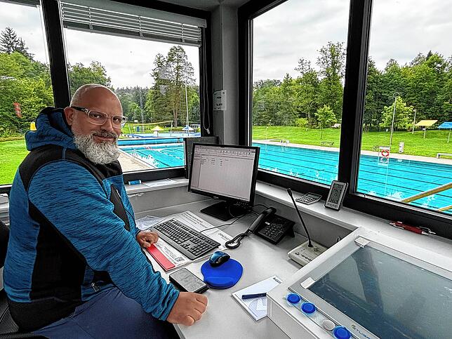 Selbst wenn nur ein Schwimmer im Wasser ist: Jerome Jover hat von seinem Turm heraus alles im Blick.