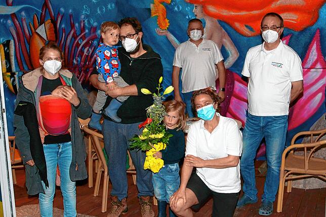 Zur Begrüßung der ersten Badegäste des wiedereröffneten Aqualino, Henriette Stürmer mit Baby Oliv, Sohn Matti, Ehemann Eduard Stürmer ...