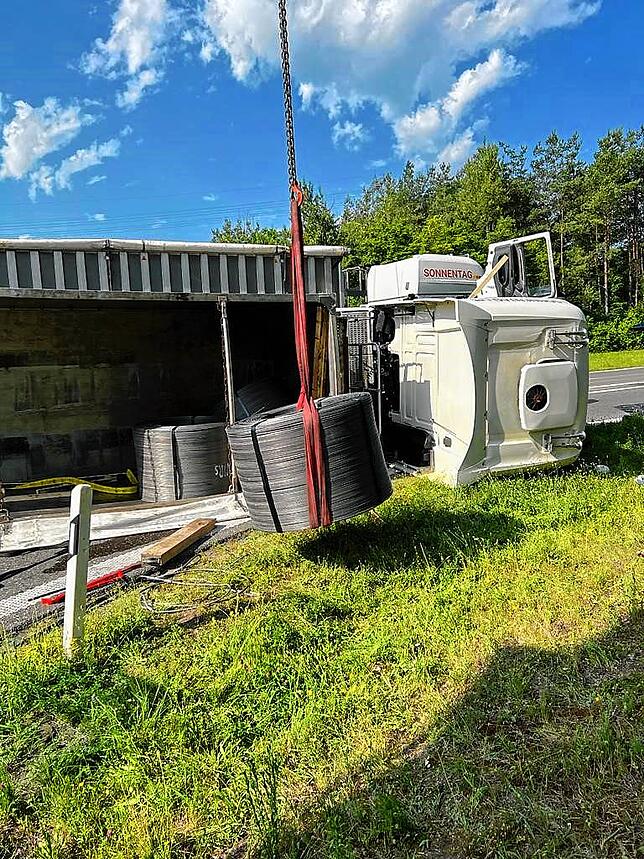 29 Tonnen an Stahlrollen hatte der Lastwagen geladen. Sie mussten zuerst geborgen werden.