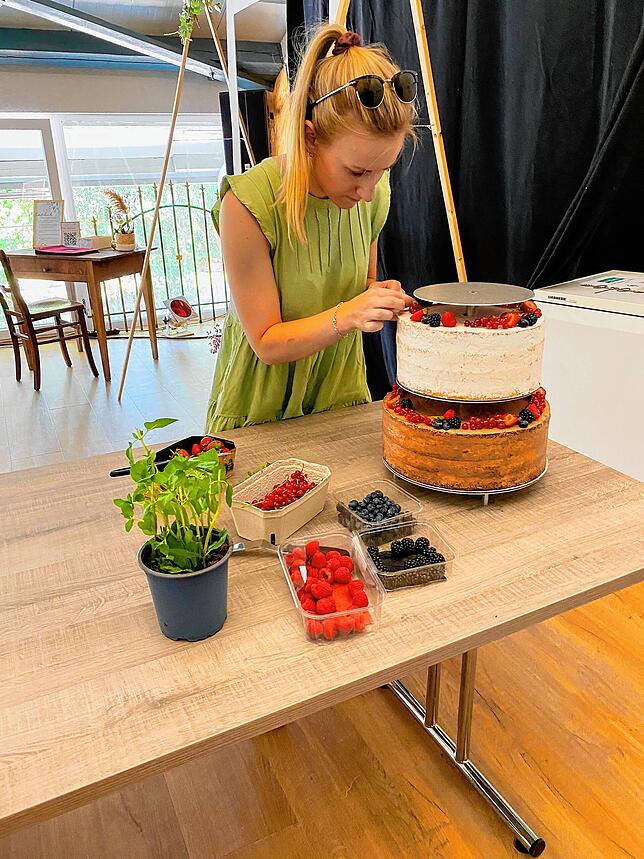 In so einer Torte steckt jede Menge Arbeit – zum Beispiel beim genauen Platzieren von Beeren.