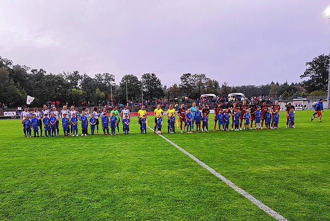 Nach dem gemeinsamen Einlauf: Die Spielerinnen der Eintracht Frankfurt und des Hegauer FV mit den Einlaufkindern.