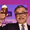 Auf ein erfolgreiches 2024: Brauerei-Chef Georg Schwende erhebt beim Neujahrsempfang das Glas.