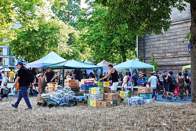Bild 11: Mega Flohmarkt in Konstanz und Kreuzlingen: die ersten Besucher schlendern über die Verkaufsflächen