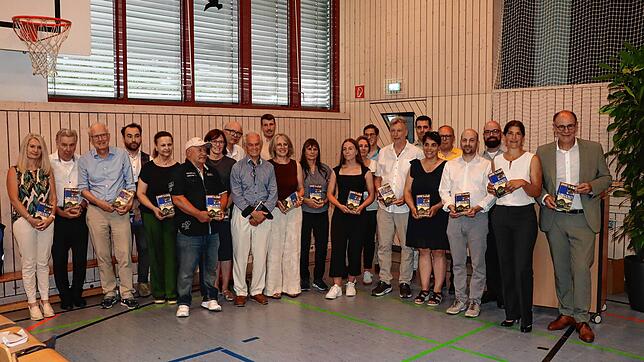 Viele Autorinnen und Autoren haben am neues Jahrbuch ehrenamtlich mitgewirkt. Bei der Buchtaufe erhielten sie ihr Exemplar. Foto: ...
