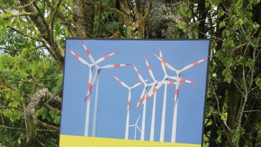 Auch in Hilpensberg wehrt sich eine Bürgerinitiative gegen den Betrieb bestehender Windräder und den Bau weiterer Anlagen. Bild: ...